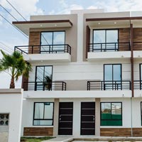 Casas de tres pisos en venta